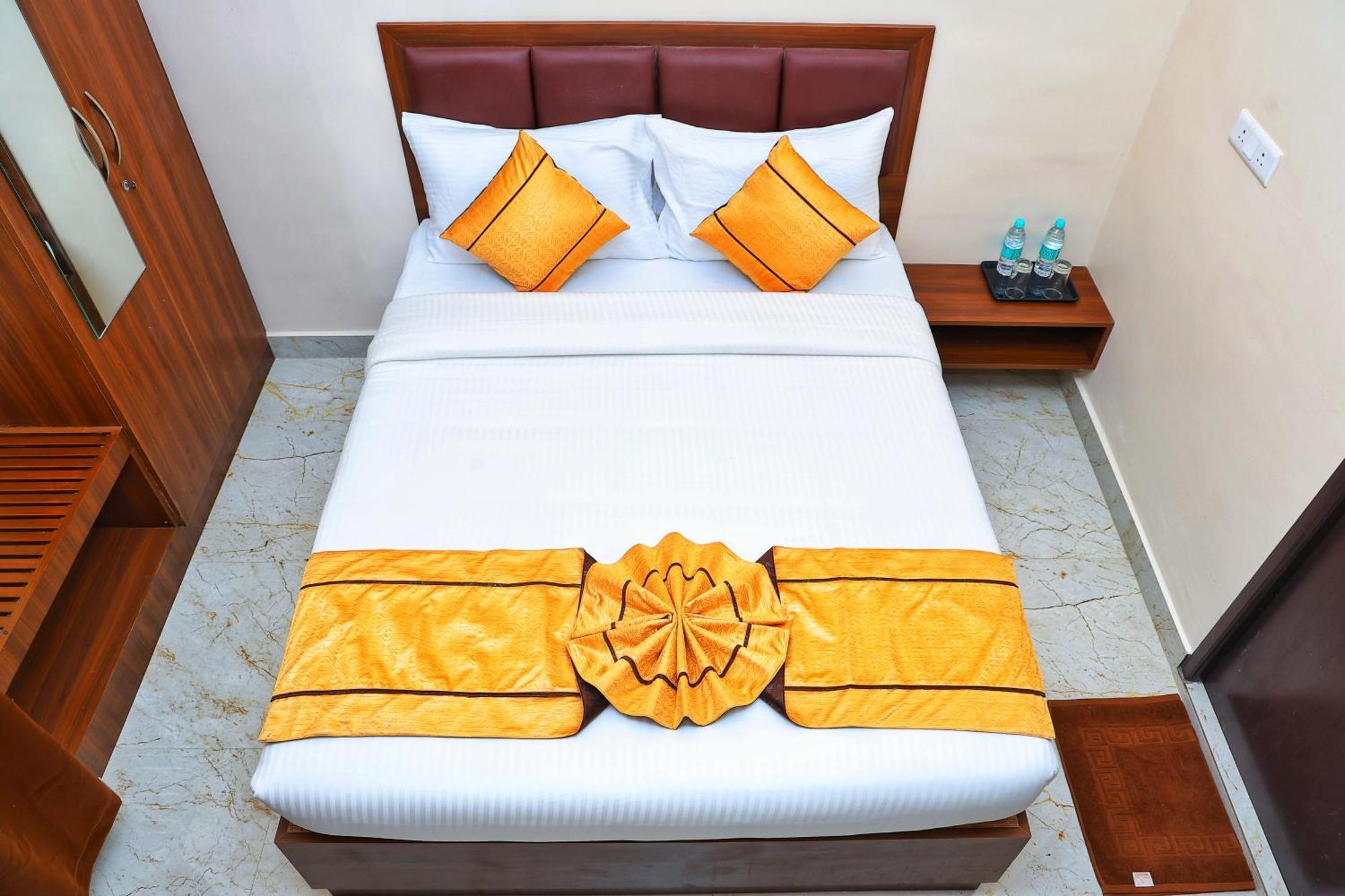Bed and Breakfast Jn Residency Perungudi Ченнаи Экстерьер фото